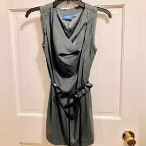 Simply Vera Vera Wang for Kohl’s belted muted green tunic top size XS.